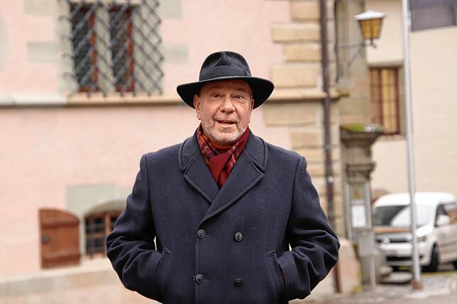 Ulrich Michael Dangelmeyer vor dem Überlinger Rathaus.