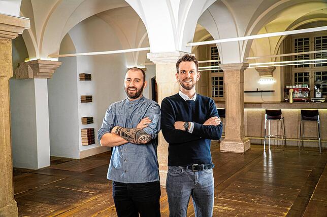 Daniel Richter (links) und Marius Preuss haben die Alte Hofbibliothek übernommen und wollen auch den Weihnachtsmarkt mit neuem Konzept ...