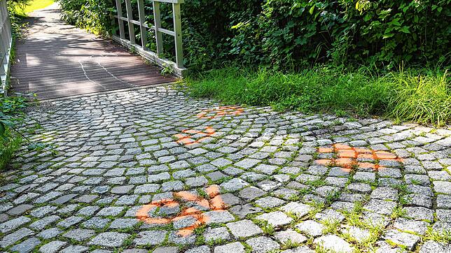 Am Tag nach dem Vorfall, bei dem ein 23-Jähriger Stichverletzungen davongetragen hat, sind die Markierungen der Spurensicherer nach wie ...