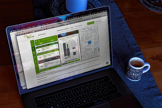 Fahrzeugsuche und Reservierung zuhause am Laptop.