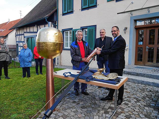 Eines der Bauprojekte in den sechs Jahren war die Kirchturmsanierung in Binningen (von links): Horst Günthert, Architekt Andreas Wieser ...