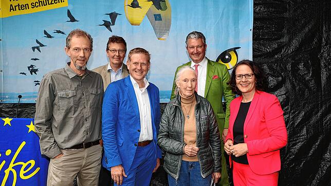 Jane Goodall ist hier am Brutstandort Kuchl in Österreich zu Gast. Von links: Projektmanager Johannes Fritz, Emanuel Liechtenstein ...