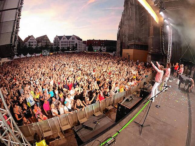 Papis Pumpels bei ihrem Auftritt im Juli in Ulm. Wie Frontmann Rainer Vollmer berichtet, feierten damals 12.000 Menschen mit den Musikern.