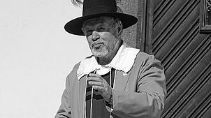 Heinrich Dold 2005 in der Tracht des Hauensteinischen Einungsmeisters.