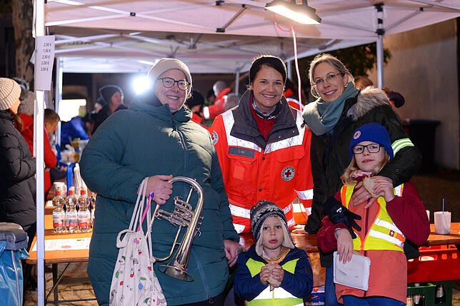 Teamwork ist alles: Musikerin Christine Maschmann, Christiane Hirt vom DRK-Ortsverein und Nina Schobloch vom Organisationsteam vor dem ...