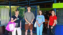 Die ersten Badegäste bei der Öffnung des Lauchringer Freischwimmbads: Corinna Güntert aus Obermettingen und das Geschwisterpaar August ...
