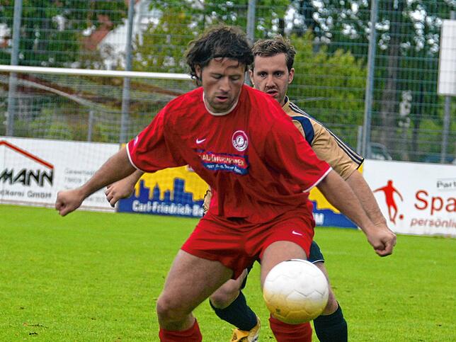 Alles im Griff: Rexhep Kushutani (vorn) im Jahr 2006 im Dress des FC Bad Dürrheim.