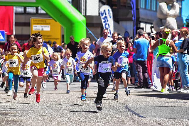 Parallel zum Stadtfest fand auch der Stadtfestlauf des Fördervereins des Turnvereins statt. Im Bild zu sehen ist der Bambinilauf.