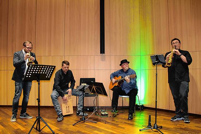Die Lehrerband der Musikschulen Bad Säckingen und Südschwarzwald spielten Klassiker aus fünf Jahrzehnten (von links): Manuel Wagner, ...