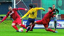 Der FV Walbertsweiler-Rengetsweiler (Cosmin-Vasile Ciuntu, links, und Dominik Maier, rechts) erkämpfte sich gegen die SG ...