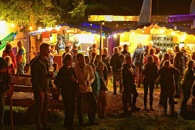 Bild 14: Röthenlochfest: Faszinierende Leuchtfiguren und gute Stimmung