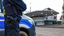 Ein Beamter der Bundespolizei steht am Grenzübergang in Weil am Rhein-Friedlingen (Symbolfoto). Hier ist am Samstag, 29. März, ein ...