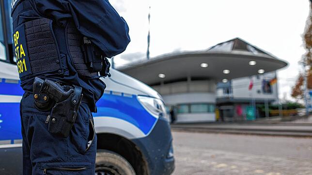 Ein Beamter der Bundespolizei steht am Grenzübergang in Weil am Rhein-Friedlingen (Symbolfoto). Hier ist am Samstag, 29. März, ein ...