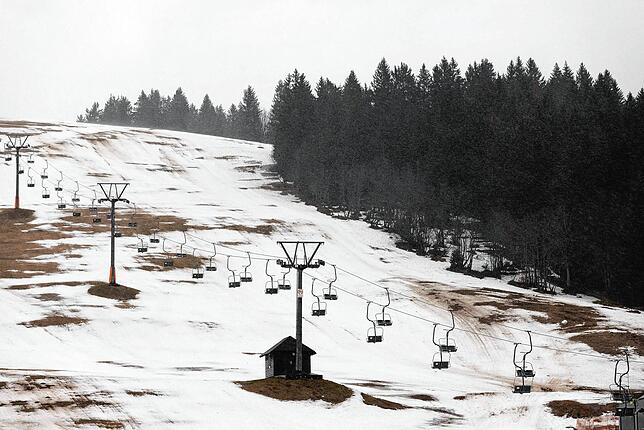 In den vergangenen Jahren verursachten milde Temperaturen und fehlender Schnee am Feldberg wie hier im Januar 2022 für durchlöcherte Pisten.