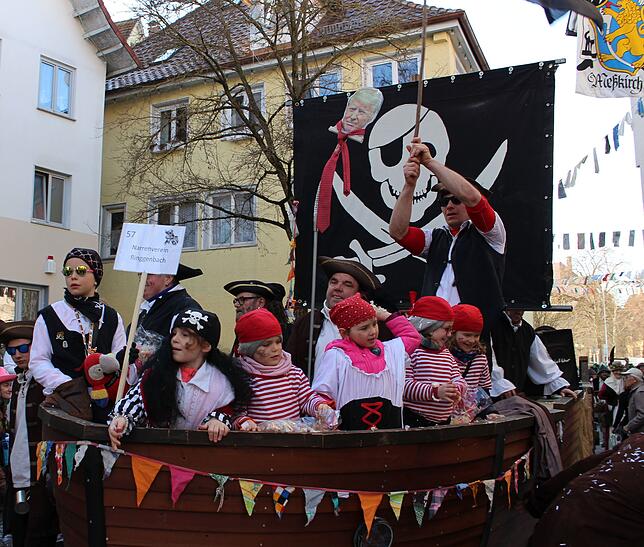 Bild 6: Beim Meßkircher Umzug lacht sogar die Sonne für die Narren