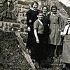 Der Hochbehälter auf dem Meierhof Anfang der 1930er Jahre. Hinten links neben der Jahreszahl 1888 Maria Mühlhaupt, verheiratete Berger, ...