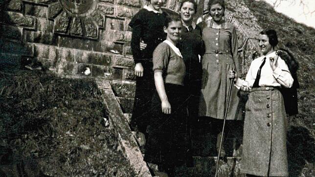 Der Hochbehälter auf dem Meierhof Anfang der 1930er Jahre. Hinten links neben der Jahreszahl 1888 Maria Mühlhaupt, verheiratete Berger, ...