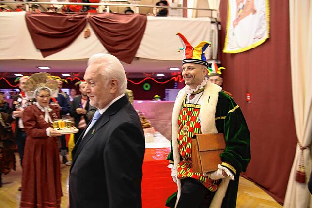 Bild 7: Der Beklagte ist da: Feierlicher Empfang für Wolfgang Kubicki im Bürgerhaus