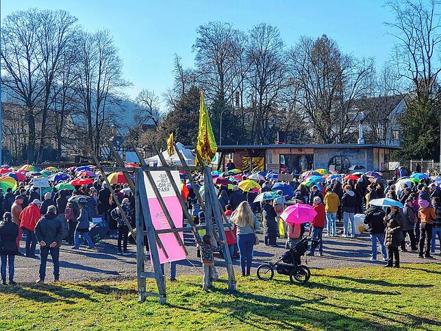 Das Areal ist voller Demonstranten.