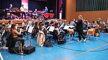 Hochkonzentriert und voller Vorfreude auf das Konzert am Samstag, Dirigentin Stefanie Hauser und der Musikverein Altenburg bei der ...