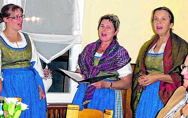 In der Gesangsgruppe Quirlet Vokal sangen (von links) Sarah Sulger, Tanzleiterin Helga Boonekamp und Cornelia Nasarewytsch-Soukup.