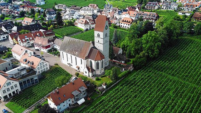 In Hagnau steht die Kirche St. Johann Baptist. Sie hat gleich zwei Kreuze auf dem Dach des Turmes.