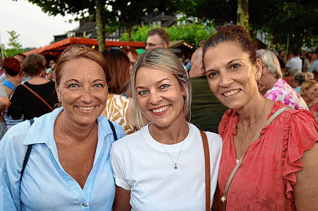 Bild 17: Zahlreiche Besucher lockt das Staader Hafenfest 2025 ans Bodenseeufer