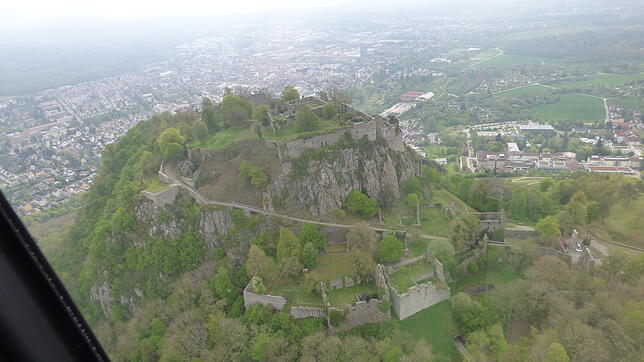 Blick aus dem Hubschrauber auf die Stelle des Felssturzes an der Westwand der Burgruine: Ein Besuch des Hohentwiel ist derzeit aus ...