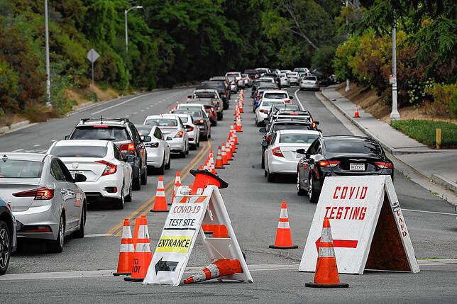 Autofahrer stellen sich in Los Angeles auf einem Coronavirus-Testgelände im Dodger Stadium in die Schlange.
