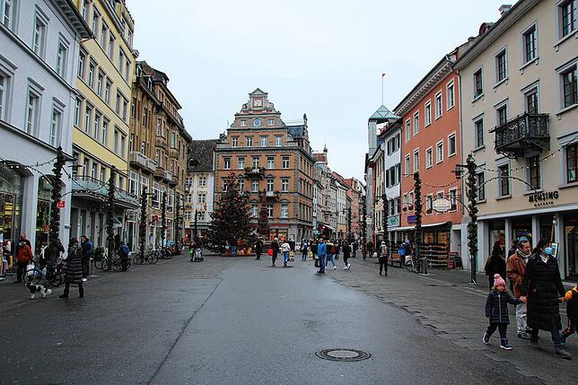 Samstag, so gegen 12 Uhr: Auf der Marktstätte sind kaum Menschen unterwegs. Normalerweise tummeln sich hier zu dieser Zeit die Menschen ...