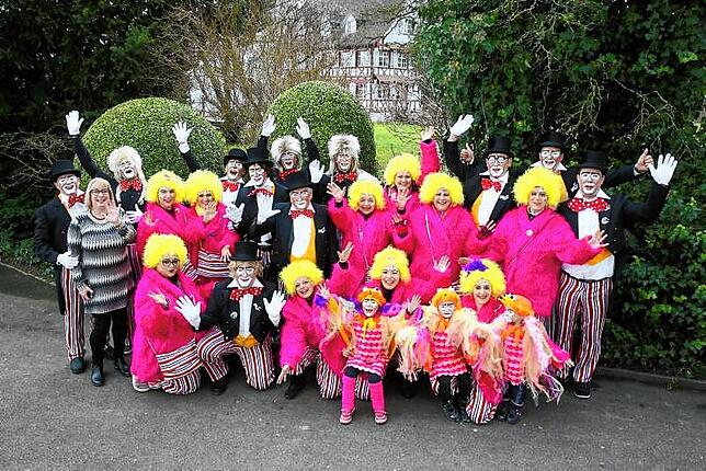 Sie können die Fasnacht dieses Jahr nicht wie gewohnt feiern: Die offiziellen Narren der Narrengesellschaft Emmishofen (mit Zylinder) ...
