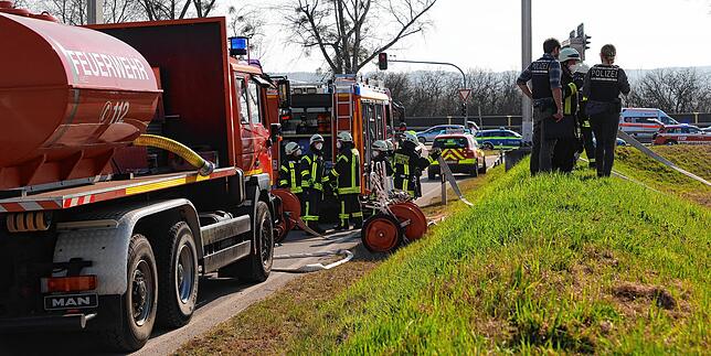 Die Feuerwehr sichert die Rettungsaktion am Sonntag unter anderem mit der Verlegung einer mehrere hundert Meter langen Schlauchleitung.