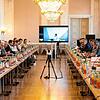 Viel zu besprechen: Vertreter aus Wirtschaft, Gewerkschaften, Kommunen und von Versorgern nehmen im Neuen Schloss Stuttgart am Gasgipfel ...
