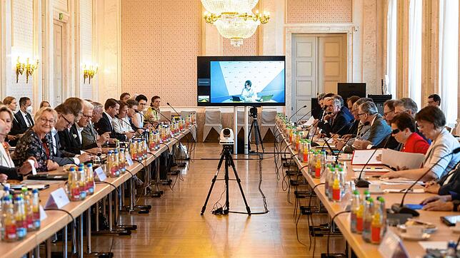 Viel zu besprechen: Vertreter aus Wirtschaft, Gewerkschaften, Kommunen und von Versorgern nehmen im Neuen Schloss Stuttgart am Gasgipfel ...