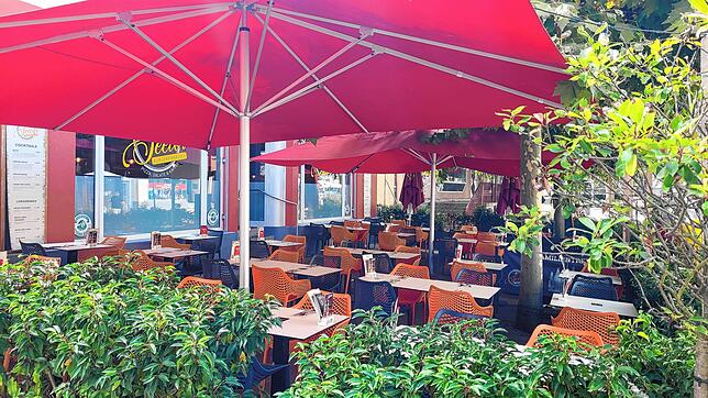 Die Terrasse des Seetor Burgerparadies an einem Septembermittag um 12 Uhr. Trotz der Konzeptänderung blieben die Kunden auch in diesen ...