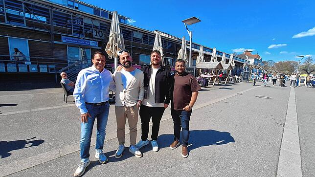 Stefan Müller, Martin Mure, Marco D‘Arca und Servet Karaaslan vor dem Steg 4 in der Hafenstraße.