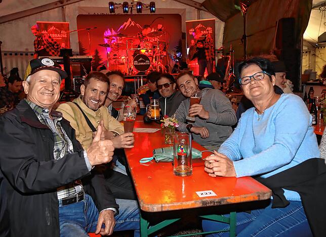 Beste Stimmung herrscht am Samstagabend im Festzelt beim Auftritt der Partyband Waldbrause.