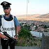 ARCHIV – Ein Polizist der italienischen Carabinieri steht am 16.08.2007 Wache in San Luca in Kalabrien. In der größten Anti-Mafia-Aktion ...