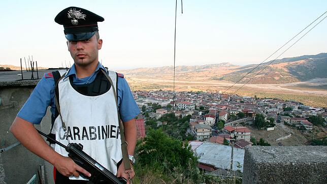 Ein Polizist der italienischen Carabinieri steht Wache am Rande des Ortes San Luca in Kalabrien. In einer der größten ...