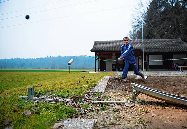 Bild 5: Schweizer Nationalsportarten: Schwingen, Steinstoßen und Hornussen