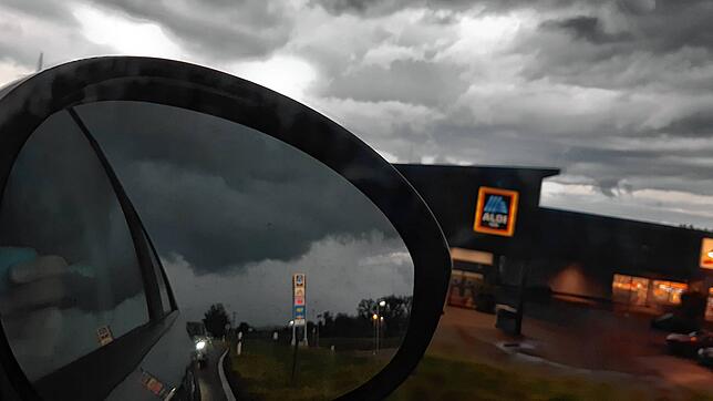 Dunkle Wolken ziehen am Donnerstagabend, 22. Juni, über dem Hochrhein auf. Hier ein Bild aus Schwörstadt.