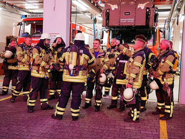 Kameraden aus vier Feuerwehren bereiten sich auf die „Heißausbildung“ vor.
