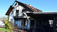 Nicht mehr bewohnbar ist nach einem Brand dieses Einfamilienhaus im Sauldorfer Ortsteil Boll. Bild: Bernd Schwarz