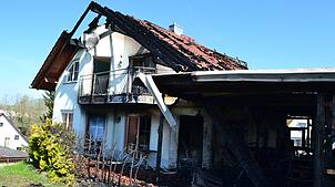 Nicht mehr bewohnbar ist nach einem Brand dieses Einfamilienhaus im Sauldorfer Ortsteil Boll. Bild: Bernd Schwarz