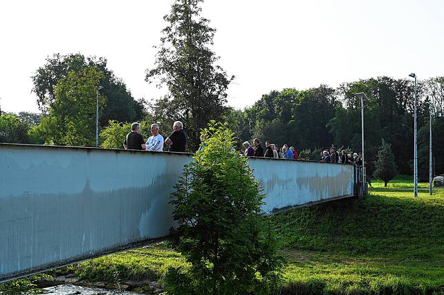 Gespannt warten interessierte Bürger und Anwohner auf den Einhub der neuen Brücke.