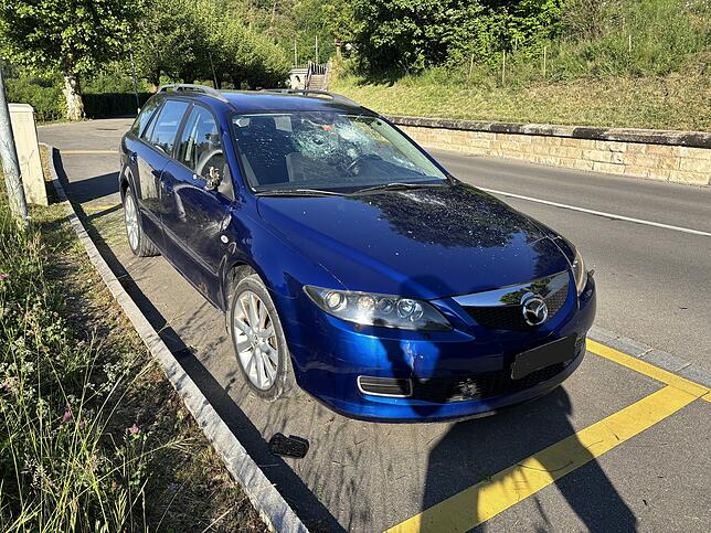 Unbekannte haben beim Rheinfall bei diesem Auto mutwillig einen massiven Schaden angerichtet.