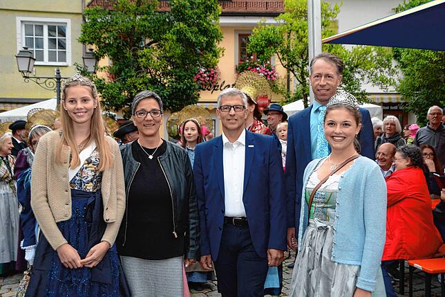 2019: Ohne Corona-Einschränkungen wurde 2019 noch zünftig auf dem Schlossplatz gefeiert. Von links zu sehen: Bodenseeweinprinzessin Lea ...