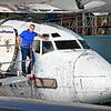 David Dornier vor der Lufthansa-Maschine Landshut in Friedrichshafen.