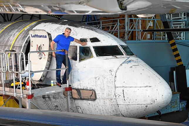 David Dornier vor der Lufthansa-Maschine Landshut in Friedrichshafen.