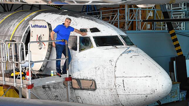 David Dornier vor der Lufthansa-Maschine Landshut in Friedrichshafen.